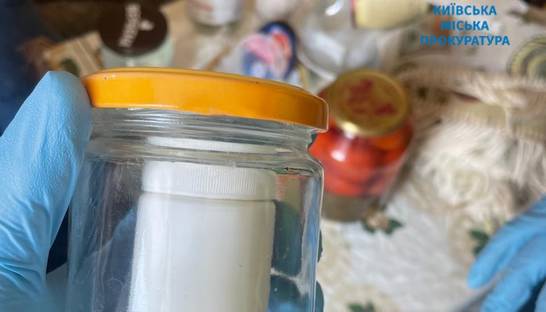 В Киеве мужчина месяцами травил свою жену, чтобы забрать ее имущество